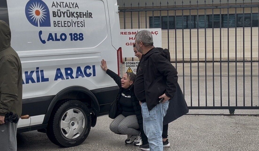 Antalya’da dereye düşen araçta yaşamını yitiren 39 yaşındaki kadının cenazesi ailesine teslim edildi, kız kardeşinin “gitme” feryadı yürekleri dağladı Antalya'da, otomobiliyle evden çıkan 39 yaşındaki Hatice Doğan'ın dereye düşüp