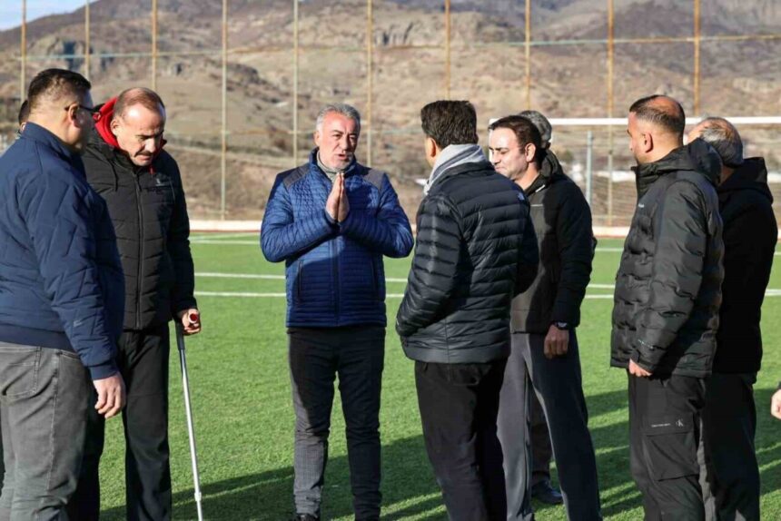 Tunceli Valisi Şefik Aygöl, Burmageçit Köyü’ndeki spor tesislerini inceleyerek Dersimspor için yeni tesis yapılacağını duyurdu.