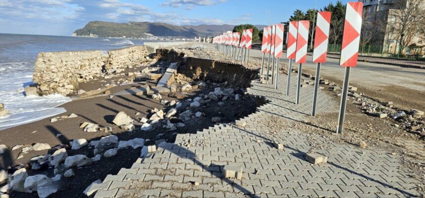 Cide’deki fırtına nedeniyle oluşan dev dalgalar, sahilde hasara neden oldu.