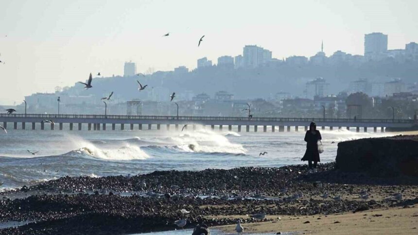 Karadeniz’deki fırtına sonrası Samsun sahillerinde hasar ortaya çıktı