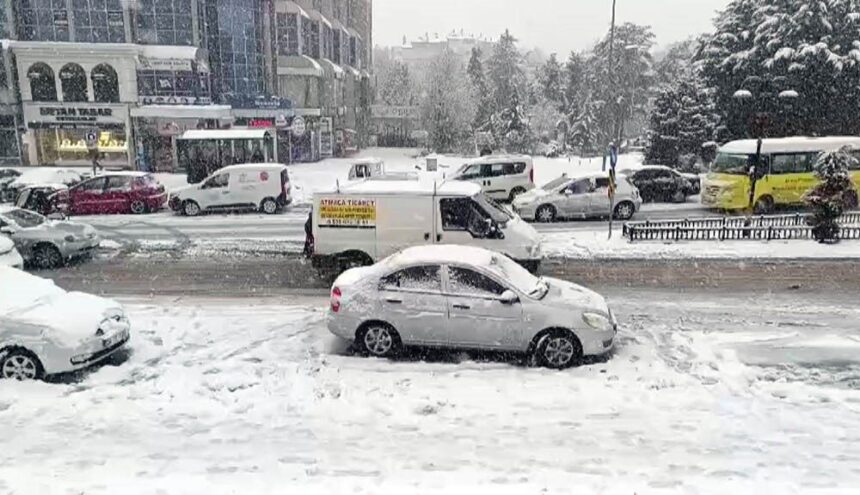 Kayseri’nin Develi ilçesinde hava sıcaklıklarının düşmesiyle kar yağışı başladı.