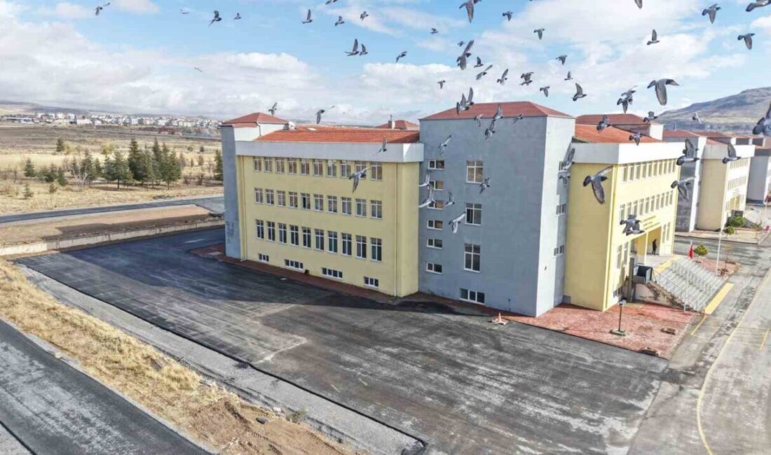 Kayseri Büyükşehir Belediyesi, Develi Kampüsü’nde 2 Milyon TL’lik Asfalt ve Akıllı Sera Yatırımı Gerçekleştirdi Kayseri Büyükşehir Belediyesi, Develi Kampüsü'nde 2 milyon TL'ye 1200 ton