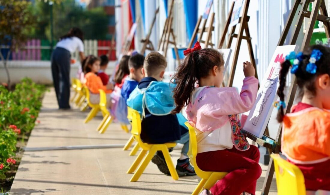 Didim Belediyesi Deniz Yıldızları Kreş ve Gündüz Bakımevi'nde öğrenciler, resim