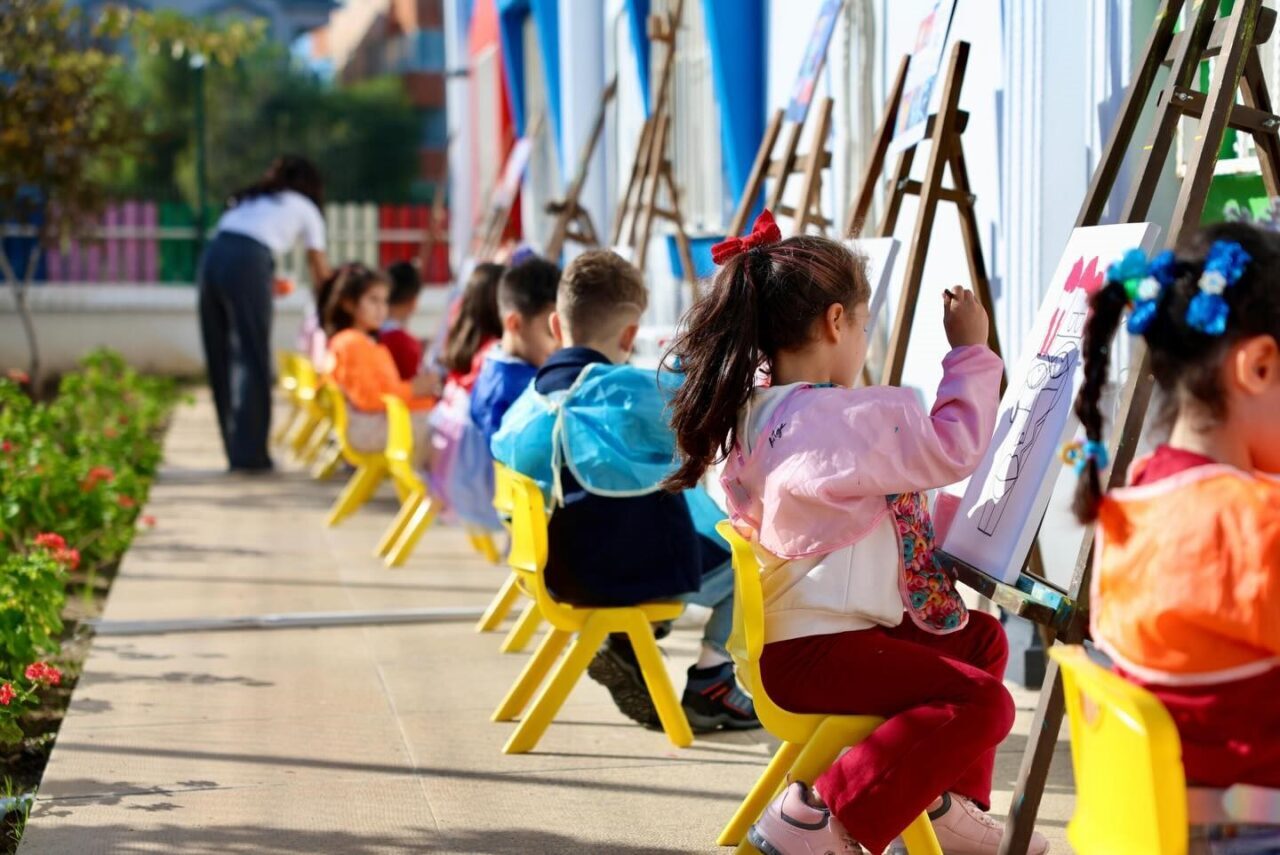 Didim Belediyesi Deniz Yıldızları Kreş ve Gündüz Bakımevi'nde öğrenciler, resim