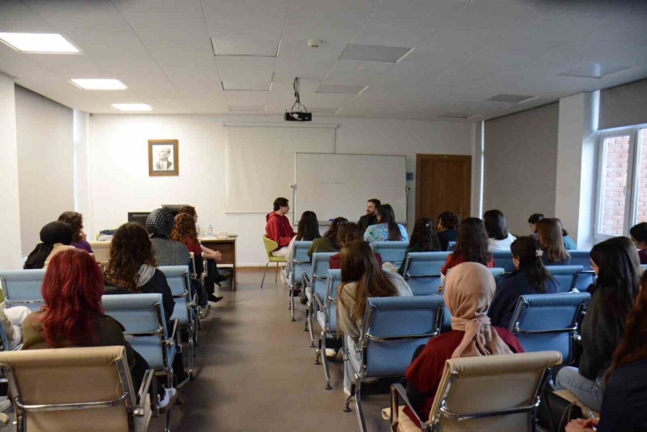 Anadolu Üniversitesi DİLKOM, "Otizm Perspektifinden Dil ve Konuşma Terapisi" başlıklı
