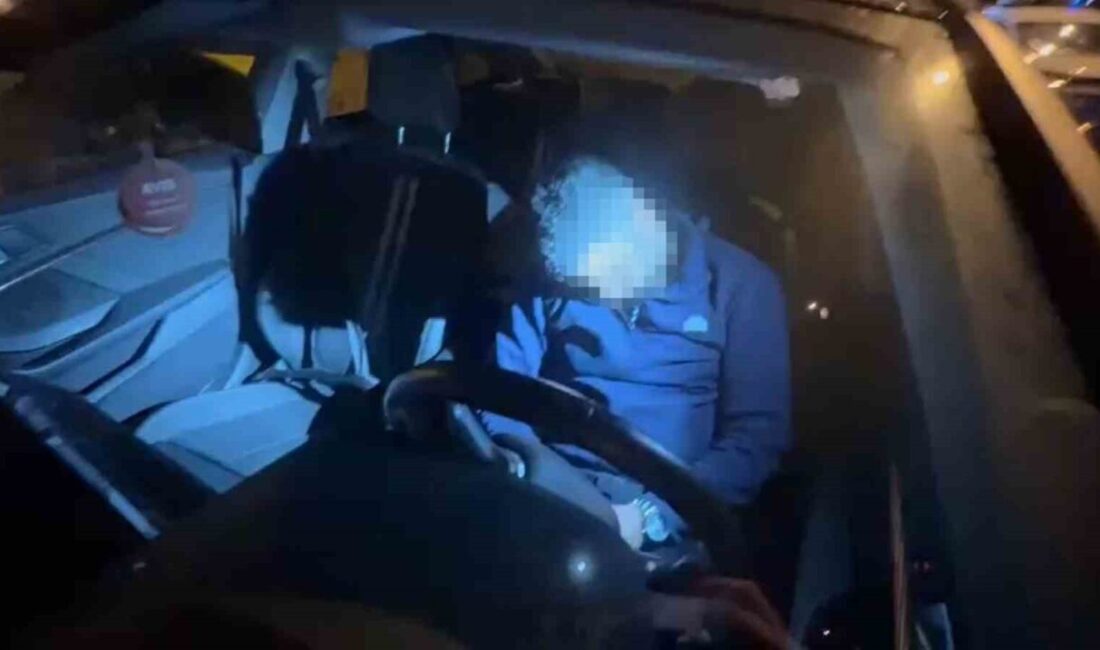 Eskişehir’de direksiyon başında bayılan sürücüye müdahale için cam kırıldı, alkol raporu ortaya çıktı Eskişehir’de direksiyon başında uykuya dalan Ahmet Yılmaz, park halindeki bir