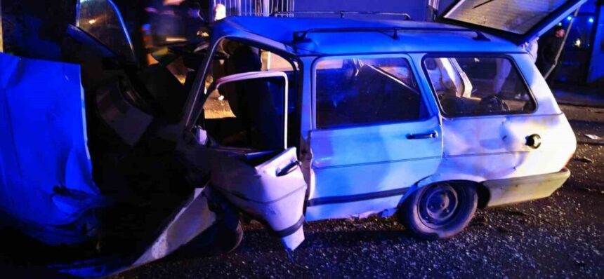 Köşk ilçesinde yağmurlu havada direksiyon hakimiyetinin kaybolması sonucu 4 kişi yaralandı.