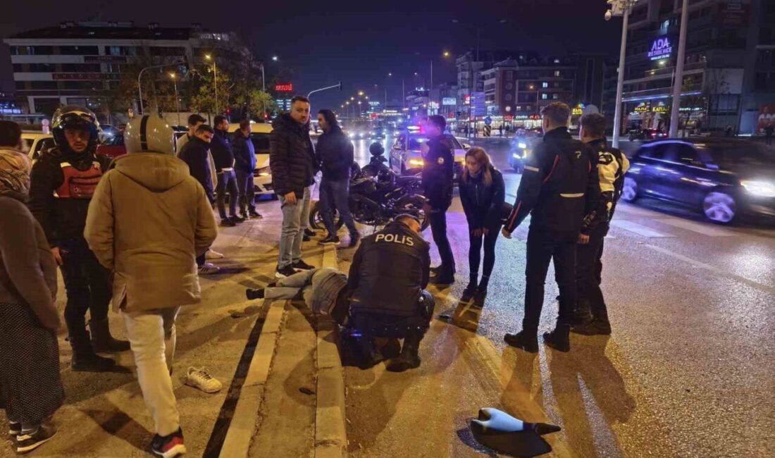 Denizli’de motosiklet sürücüsü kaza geçirerek yön tabelasına çarptı, iki kişi yaralandı. Denizli’nin Pamukkale ilçesinde F.Y. yönetimindeki motosiklet, direksiyon hakimiyetinin kaybı sonucu