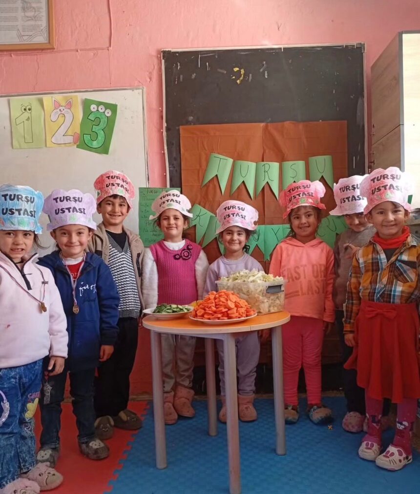 Tazekent İlkokulu’nda anasınıfı öğrencileri için turşu etkinliği düzenlendi.