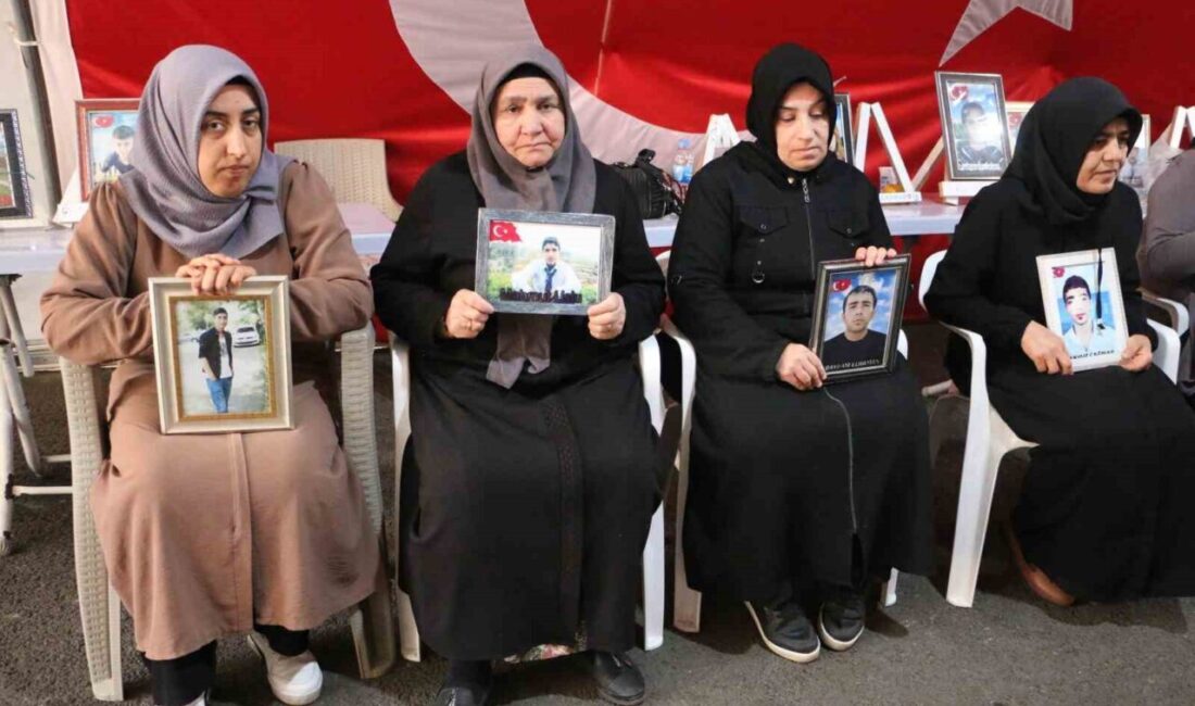 Diyarbakır’da Evlat Nöbeti Tutan Ailelerden Liderlere Teşekkür ve Barış Çağrısı Diyarbakır'da eski HDP il binası önünde evlat nöbetini sürdüren aileler,