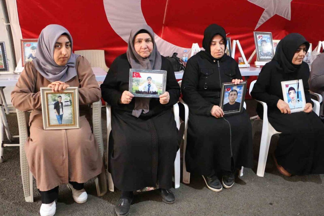 Diyarbakır'da eski HDP il binası önünde evlat nöbetini sürdüren aileler,