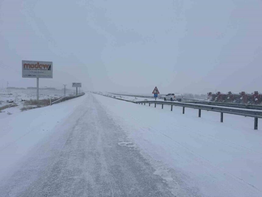 Diyarbakır’ın Çermik ilçesi ile Şanlıurfa’nın Siverek ilçesi arasındaki yolda kar yağışı nedeniyle trafik aksadı.