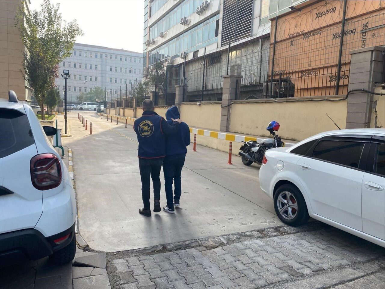 Diyarbakır'da yapılan operasyonlarda, aralarında ciddi suçlardan aranan toplam 76 kişi