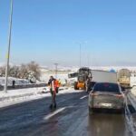 Diyarbakır’da kar yağışı sonrası buzlanma nedeniyle tır yoldan çıkıp hasar aldı.