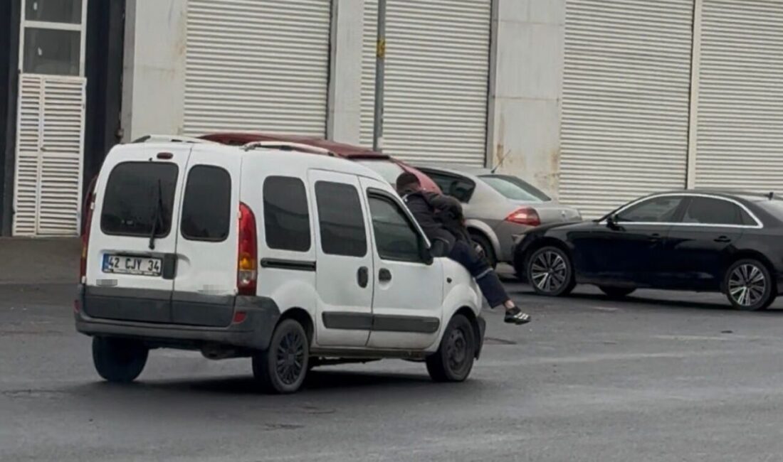 Diyarbakır’da otomobil ustası, motor sesini çözmek için kaputun üzerine oturduğu anlar gülümsetti. Diyarbakır'da bir oto sanayi ustası, motor sesini tespit etmek için