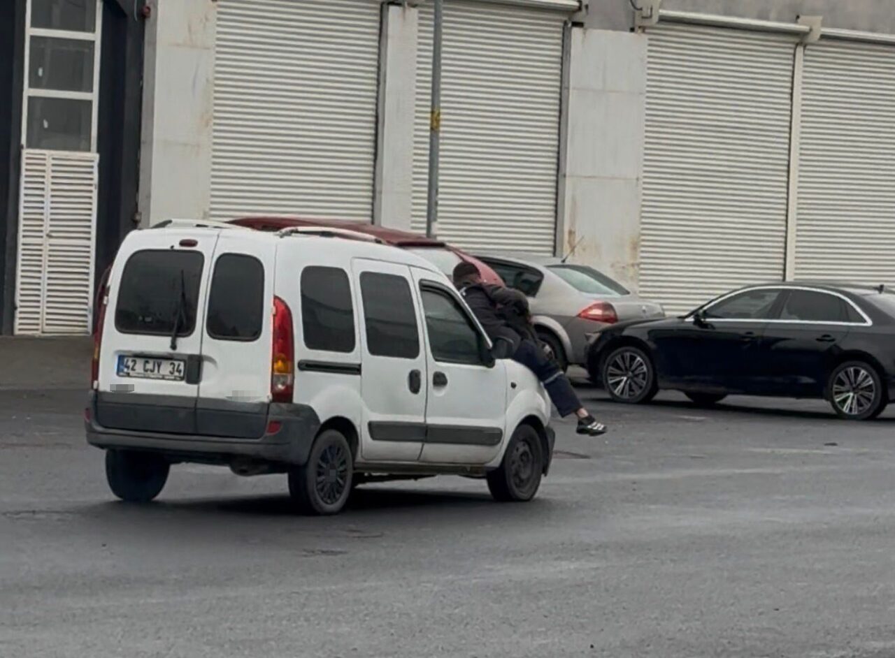 Diyarbakır’da otomobil ustası, motor sesini çözmek için kaputun üzerine oturduğu anlar gülümsetti.