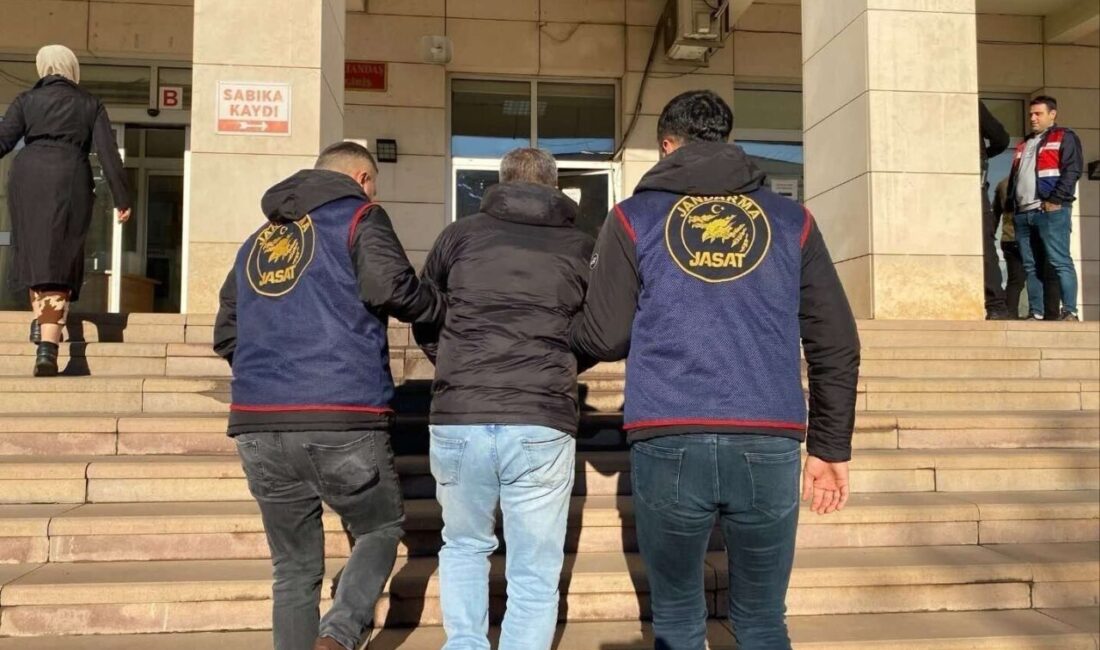 Diyarbakır’da Jandarma Tarafından 120 Suçlu Yakalandı Diyarbakır'da jandarma, haklarında kesinleşmiş hapis cezası bulunan 120 kişiyi düzenlenen