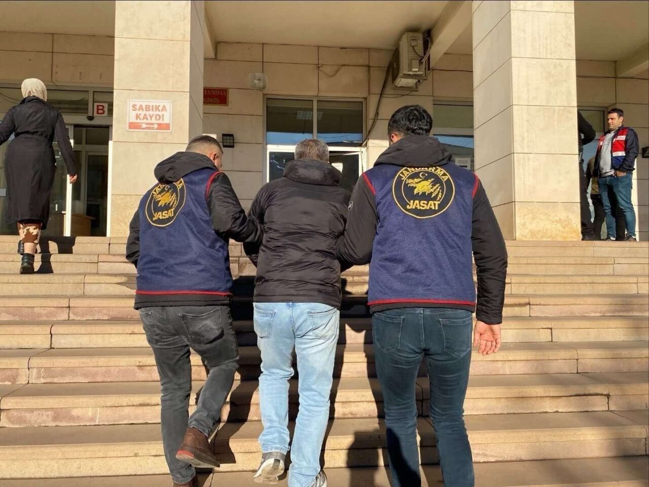 Diyarbakır'da jandarma, haklarında kesinleşmiş hapis cezası bulunan 120 kişiyi düzenlenen