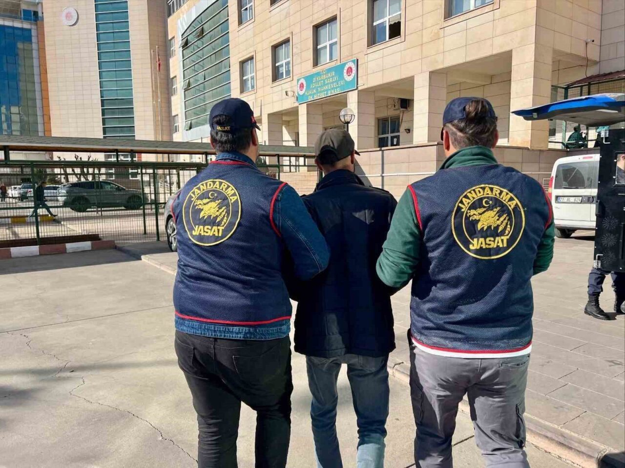 Diyarbakır'da gerçekleştirilen Jandarma Suç Araştırma Timleri (JASAT) operasyonunda, çeşitli suçlardan