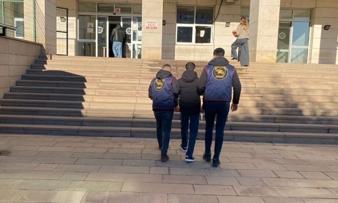 Diyarbakır'da gerçekleştirilen jandarma operasyonlarında haklarında kesinleşmiş hapis cezası bulunan 89