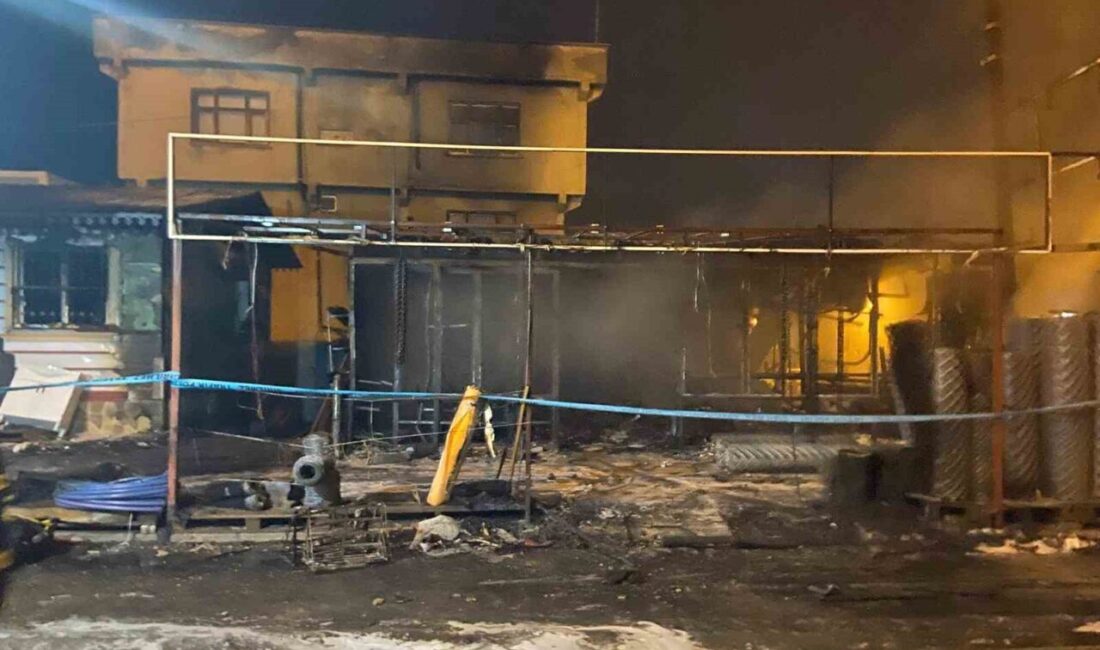 Diyarbakır Dicle’de Hırdavat Dükkanında Çıkan Yangın Kullanılamaz Hale Getirdi Diyarbakır'ın Dicle ilçesindeki bir hırdavat dükkanı, bilinmeyen bir sebeple çıkan