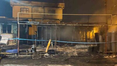 Diyarbakır'ın Dicle ilçesindeki bir hırdavat dükkanı, bilinmeyen bir sebeple çıkan