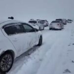 Diyarbakır’da iki gündür süren yoğun kar yağışı, ulaşımı olumsuz etkiledi.