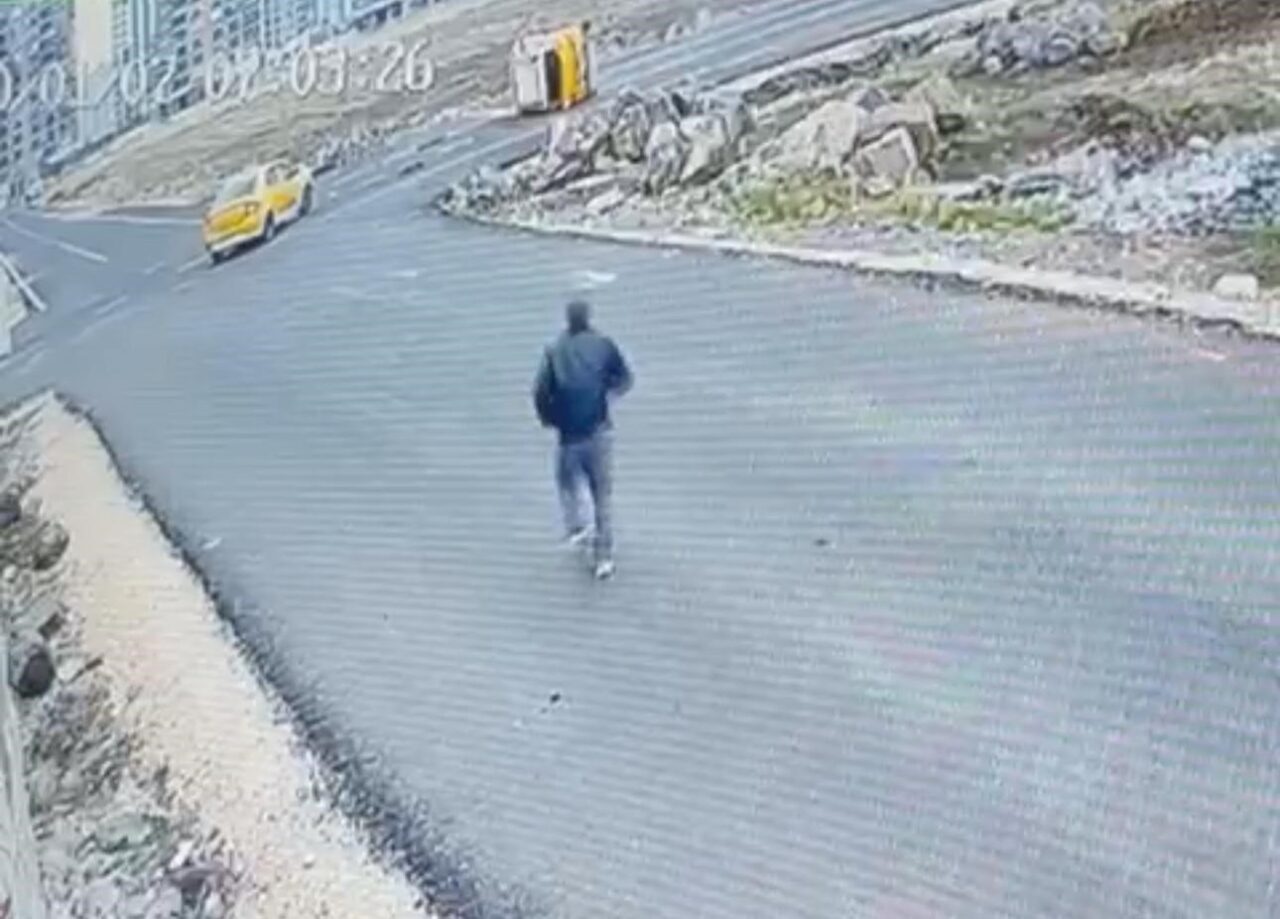 Diyarbakır'ın Kayapınar ilçesinde kontrolsüzce yola çıkan bir ticari taksi, başka