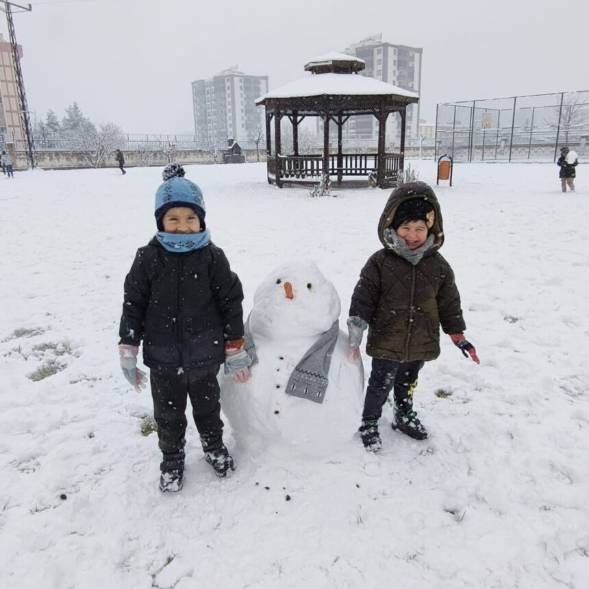 Diyarbakır’daki kar yağışı, çocukları mutlu etti; tatil fırsatını değerlendirip sokaklarda eğlendiler.