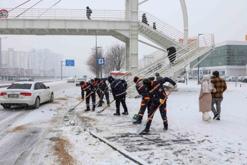 Diyarbakır’da kar yağışı sonrası belediyeler ortaklaşa temizlik ve tuzlama çalışmaları yürütüyor.
