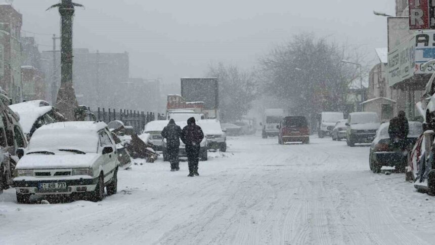 Meteorolojinin uyarısı sonrası kar yağışı Diyarbakır’da etkisini göstermeye başladı.