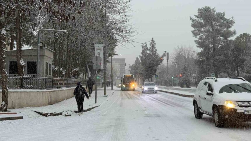 Diyarbakır’da etkili kar yağışı, günlük yaşamı olumsuz etkiledi.