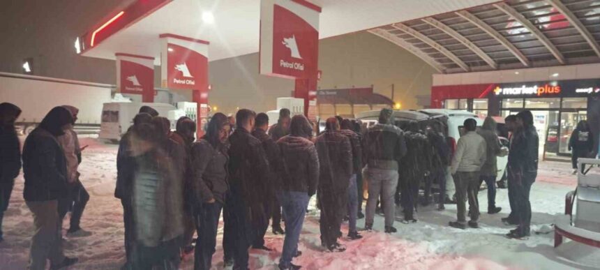 Diyarbakır’daki kar yağışı nedeniyle yolda kalanlara sıcak çorba ikramı yapıldı.