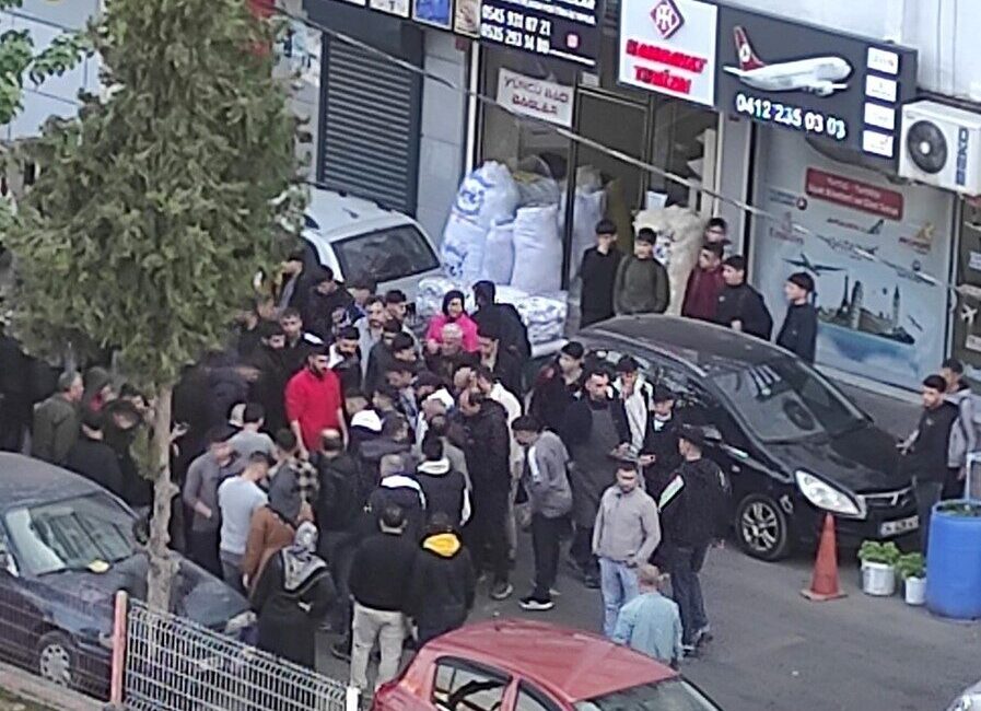 Diyarbakır'ın Bağlar ilçesinde yürüyen iki kardeş, kimliği belirsiz kişilerce silahlı