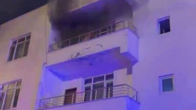 Diyarbakır’ın Eğil ilçesinde bir apartmanın üst katında çıkan yangında can