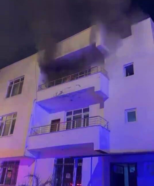 Diyarbakır’ın Eğil ilçesinde bir apartmanın üst katında çıkan yangında can