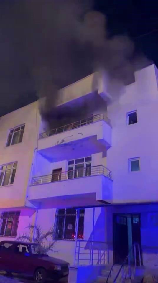 Diyarbakır’ın Eğil ilçesinde bir apartmanın üst katında çıkan yangında can