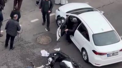 Diyarbakır'ın Mezopotamya Mahallesi'nde, 46 ADB 177 plakalı otomobil, motosikletli kuryeye