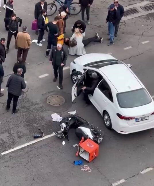 Diyarbakır’da Motosikletli Kuryeye Çarpan Otomobil Sürücüsü Gözaltına Alındı Diyarbakır'ın Mezopotamya Mahallesi'nde, 46 ADB 177 plakalı otomobil, motosikletli kuryeye