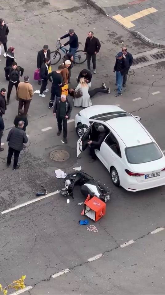 Diyarbakır'ın Mezopotamya Mahallesi'nde, 46 ADB 177 plakalı otomobil, motosikletli kuryeye