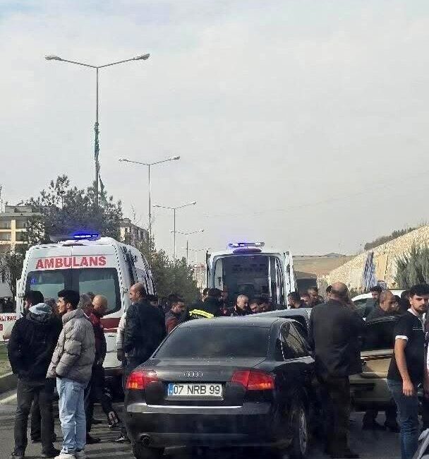 Diyarbakır'ın Silvan ilçesinde iki aracın çarpışması sonucu 4 kişi yaralandı.