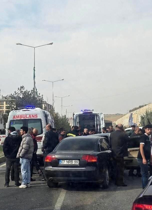 Diyarbakır'ın Silvan ilçesinde iki aracın çarpışması sonucu 4 kişi yaralandı.