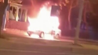 Diyarbakır’ın Kayapınar ilçesinde seyir halindeki bir otomobil aniden alev aldı.