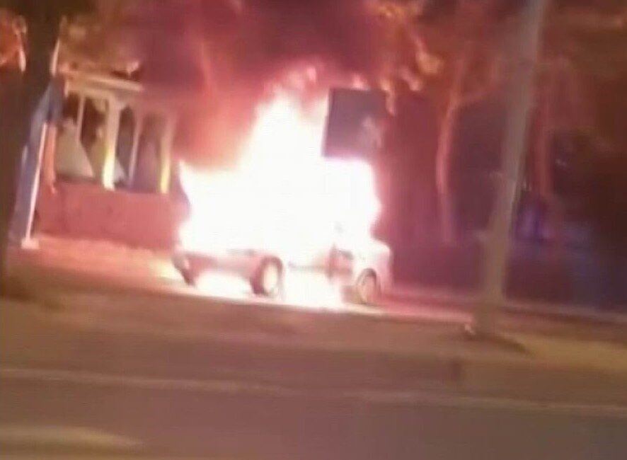 Diyarbakır’ın Kayapınar ilçesinde seyir halindeki bir otomobil aniden alev aldı.