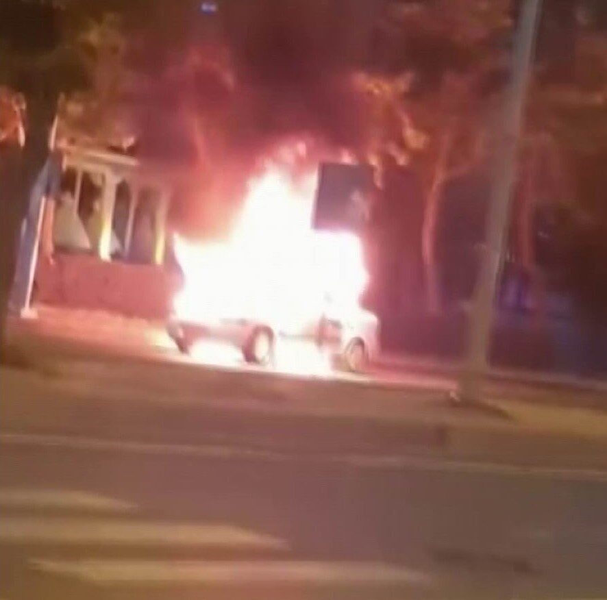 Diyarbakır’ın Kayapınar ilçesinde seyir halindeki bir otomobil aniden alev aldı.
