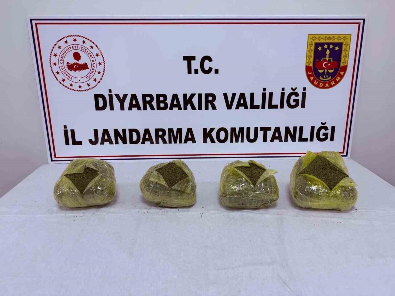 Diyarbakır'da düzenlenen jandarma operasyonlarında 38 kilo esrar, 114 uyuşturucu hap