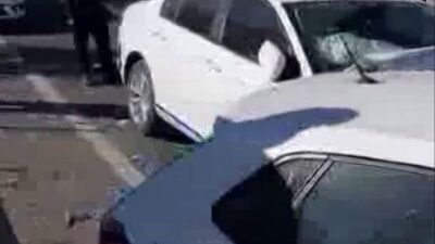 Diyarbakır'da dört aracın karıştığı zincirleme trafik kazasında 4 kişi yaralandı.