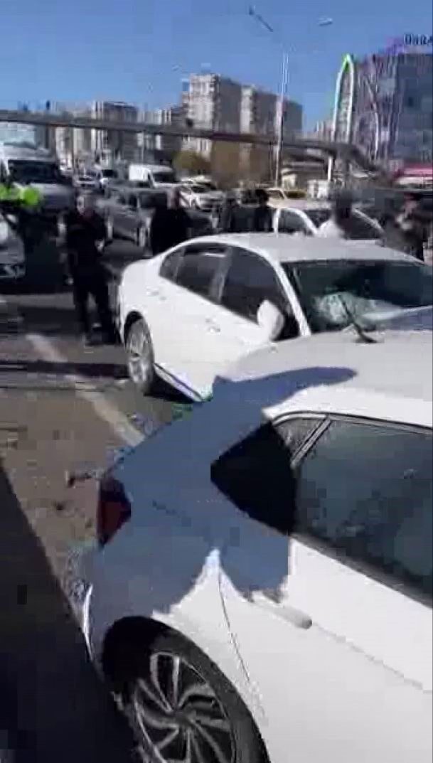 Diyarbakır’da Dört Araçlı Zincirleme Kazada 4 Kişi Yaralandı