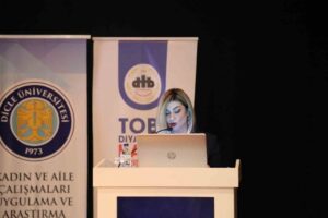 Diyarbakır'da düzenlenen "Zirvede Kadın Var" etkinliğinde, kadınların ekonomik ve toplumsal