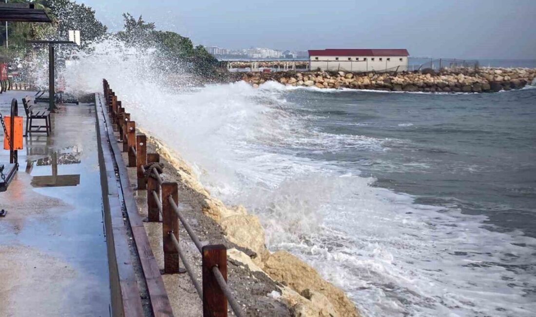 Mersin’de etkili olan yağışların ardından denizde 4-5 metreye ulaşan dev